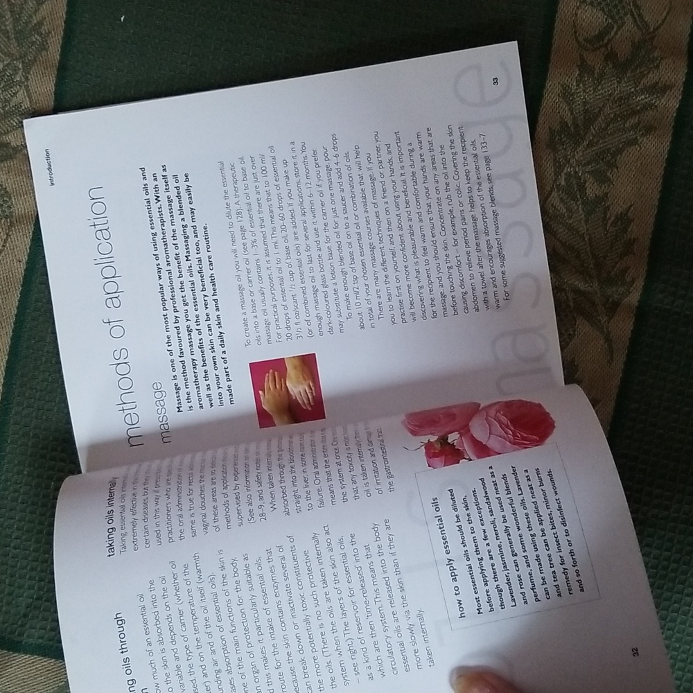📗ESSENTIAL OILS BOOK - Picture 9 of 9